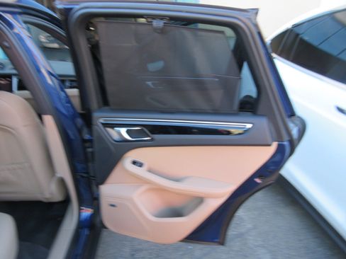 Used 2024 Porsche Macan image 31