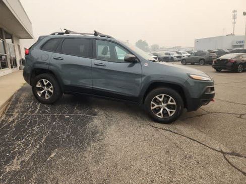 Used 2015 Jeep Cherokee Trailhawk w/ Leather Interior Group AWD/4WD image 11