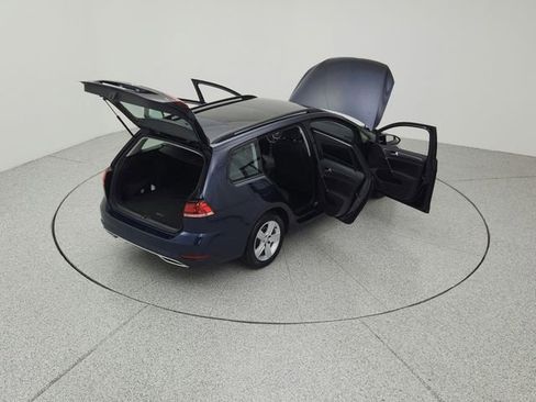 Used 2018 Volkswagen Golf SE image 19