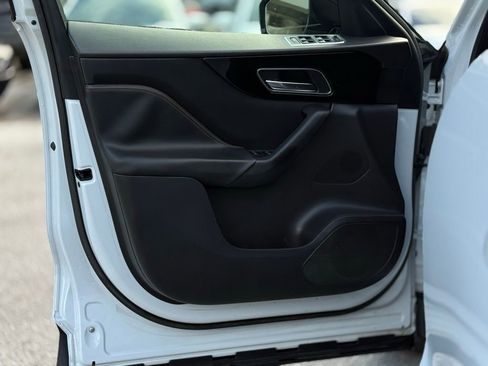 Used 2019 Jaguar F-PACE Prestige image 9