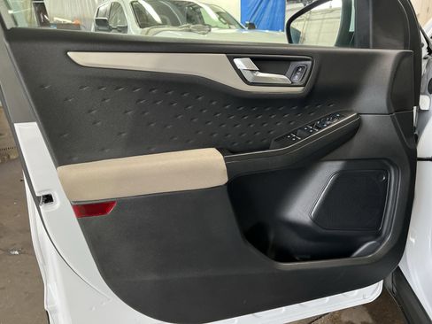 Used 2020 Ford Escape SE image 14