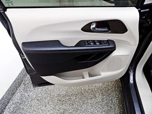 Used 2019 Chrysler Pacifica Touring-L FWD image 7