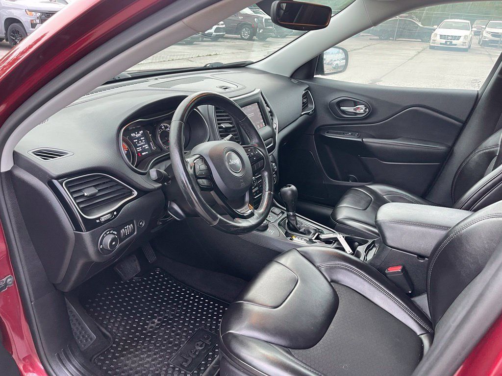 Used 2019 Jeep Cherokee Latitude Plus AWD/4WD image 13