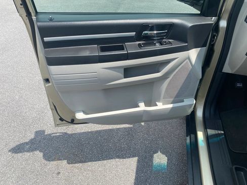 Used 2010 Dodge Grand Caravan SE w/ Climate Group FWD image 8
