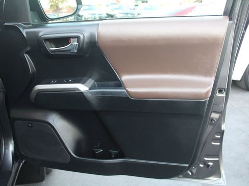 Used 2017 Toyota Tacoma Limited image 21