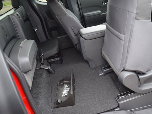 Used 2024 Nissan Frontier SV image 11