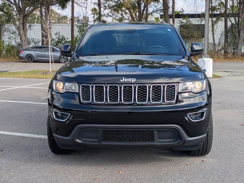 Used 2021 Jeep Grand Cherokee Laredo image 2