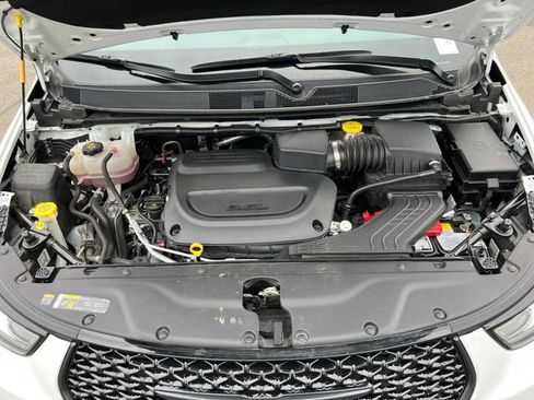 Used 2025 Chrysler Pacifica Limited image 35