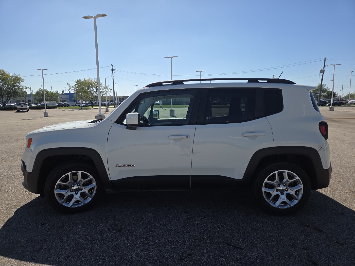 Used 2017 Jeep Renegade Latitude FWD image 13