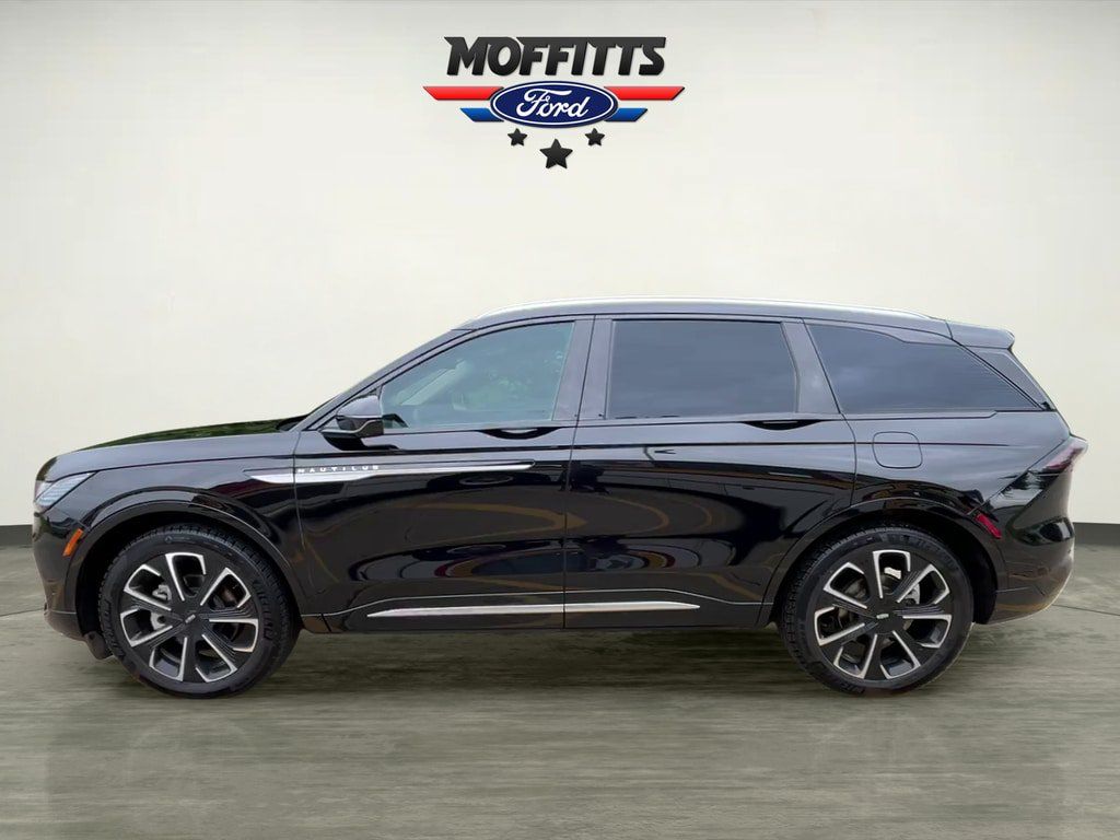 Used 2024 Lincoln Nautilus Reserve w/ Equipment Group 202A AWD/4WD image 2