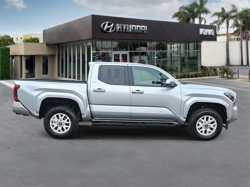 Used 2025 Toyota Tacoma SR5 image 2
