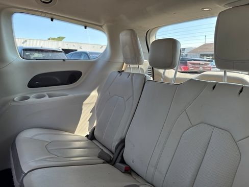 Used 2019 Chrysler Pacifica Touring-L FWD image 16