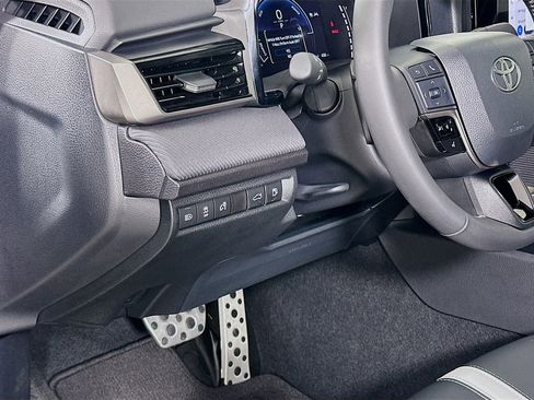 Used 2025 Toyota Camry SE image 10