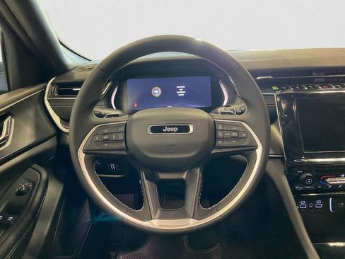 New 2025 Jeep Grand Cherokee Laredo image 13