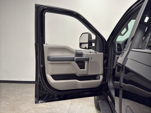 Used 2022 Ford F350 XLT w/ XLT Value Package image 9