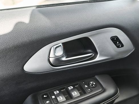 Used 2025 Chrysler Pacifica Limited image 14