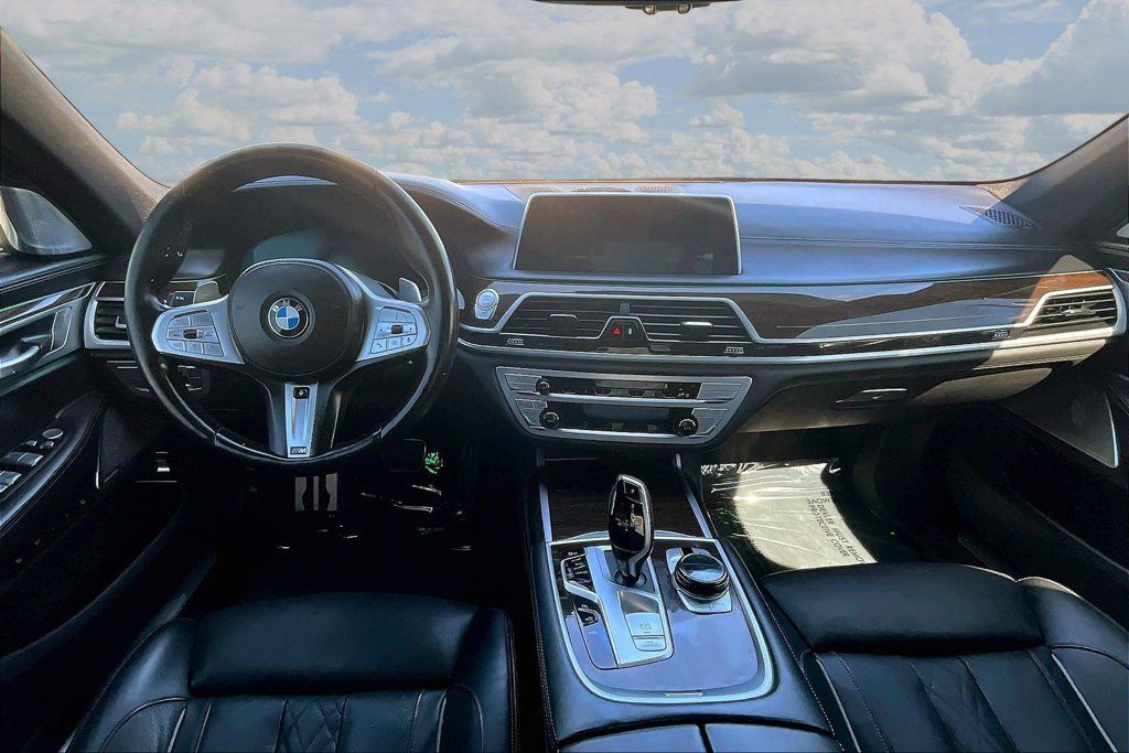 Used 2021 BMW 750i xDrive w/ Executive Package AWD/4WD image 7