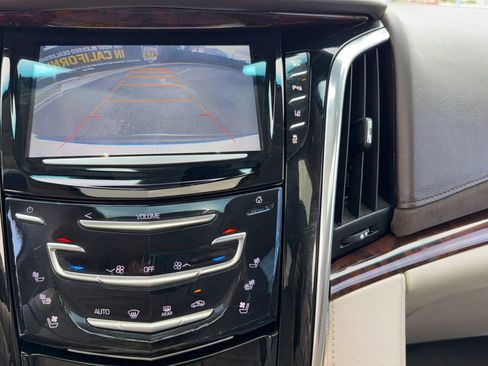 Used 2015 Cadillac Escalade Luxury image 25