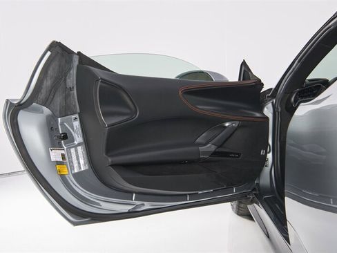 Used 2023 Ferrari SF90 Spider image 14