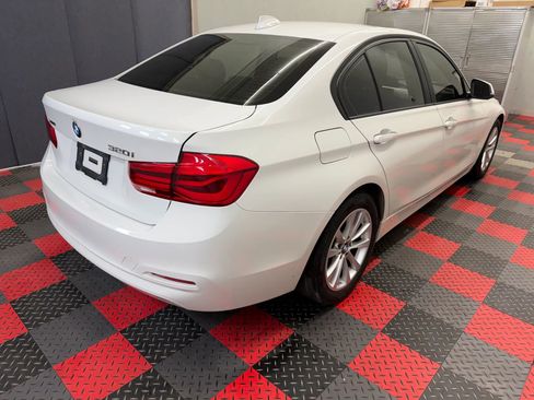 Used 2018 BMW 320i xDrive Sedan AWD/4WD image 3