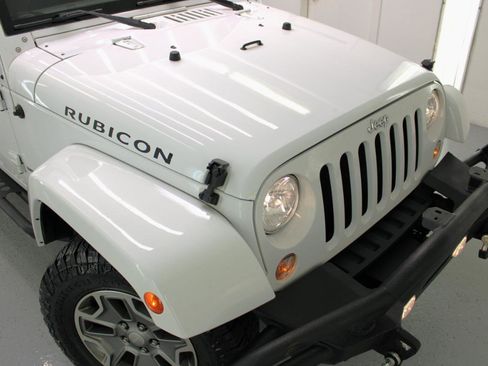 Used 2015 Jeep Wrangler Unlimited Rubicon w/ Connectivity Group AWD/4WD image 19