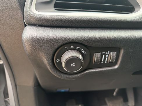 Used 2025 Chrysler Pacifica Select image 6