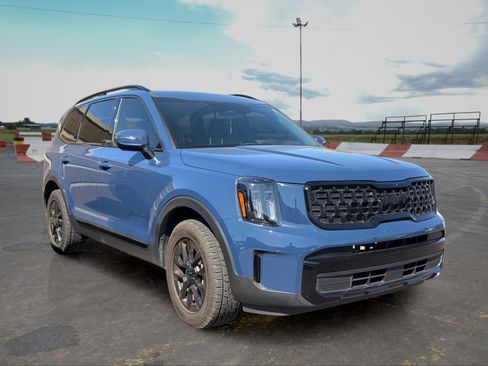 Used 2025 Kia Telluride AWD image 2