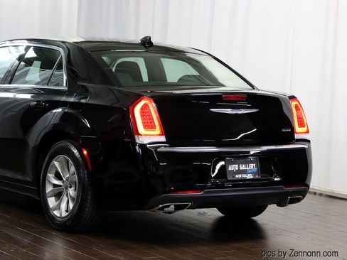 Used 2018 Chrysler 300 Touring image 8