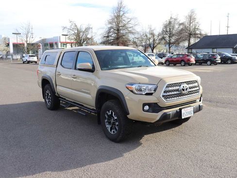 Used 2016 Toyota Tacoma TRD Off-Road image 3