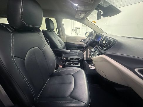 Used 2022 Chrysler Pacifica Touring-L FWD image 35