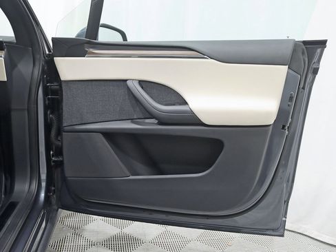Used 2022 Tesla Model X image 34