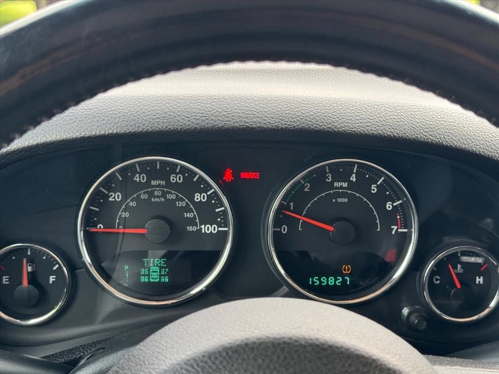 Used 2014 Jeep Wrangler Unlimited Sahara w/ Connectivity Group AWD/4WD image 19