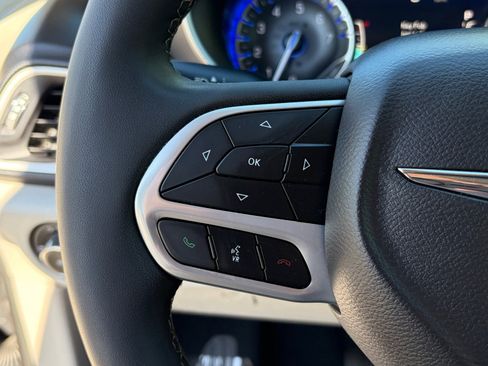 Used 2023 Chrysler Pacifica Touring-L image 20