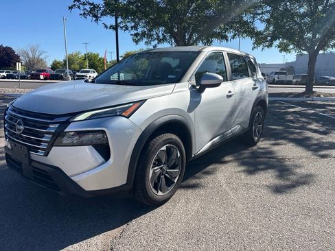 Used 2024 Nissan Rogue SV FWD image 6