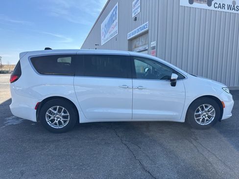 Used 2023 Chrysler Pacifica Touring-L FWD image 4