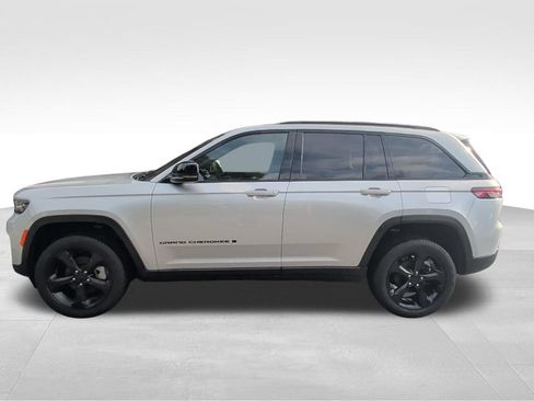 Used 2024 Jeep Grand Cherokee Limited w/ Black Appearance Package AWD/4WD image 2