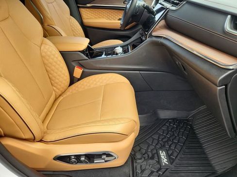 Used 2025 Jeep Grand Cherokee Summit AWD/4WD image 29