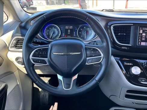 Used 2022 Chrysler Voyager LX image 12