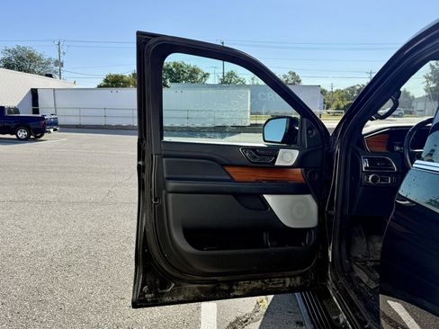 Used 2019 Lincoln Navigator Reserve image 12