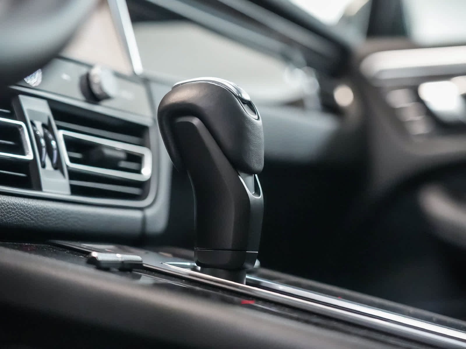 Certified 2023 Porsche Macan S AWD/4WD image 27