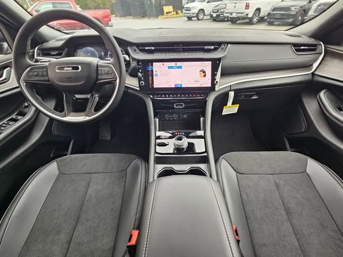 New 2026 Jeep Grand Cherokee Altitude image 9