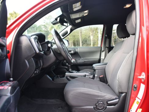 Used 2018 Toyota Tacoma TRD Sport image 7