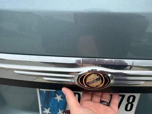 Used 2010 Chrysler Town & Country Touring FWD image 19