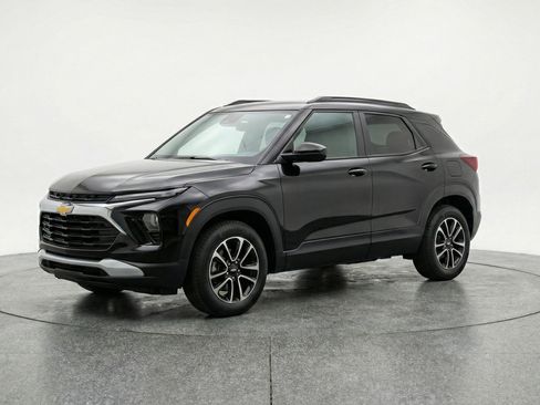 Used 2025 Chevrolet TrailBlazer LT image 3