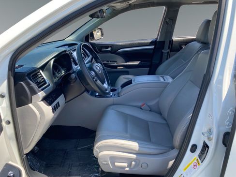 Used 2019 Toyota Highlander XLE FWD image 9