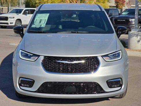 New 2026 Chrysler Pacifica Select image 4