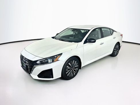 Used 2024 Nissan Altima 2.5 SV FWD image 3