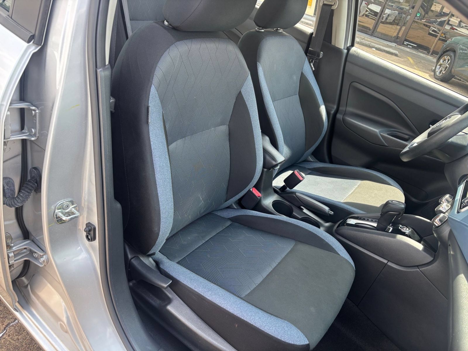 Used 2025 Nissan Versa SV FWD image 33