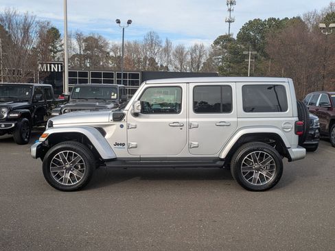Used 2022 Jeep Wrangler Unlimited Sahara image 9