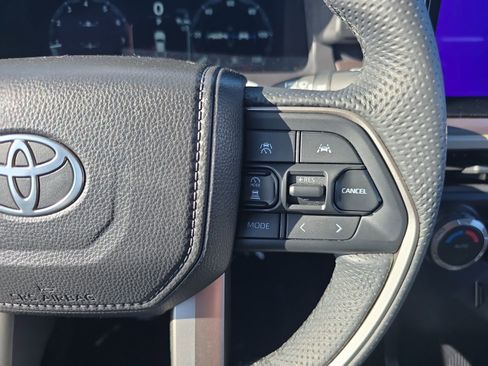 Certified 2025 Toyota Tacoma TRD Off-Road AWD/4WD image 22